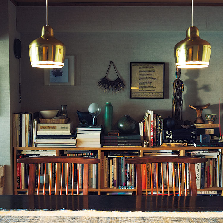 現代アートや骨董が本と共に置かれまるで書斎のようなダイニング