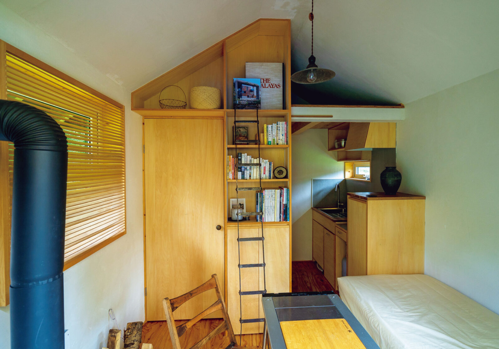 キッチンやソファベッド、ロフト収納など生活に必要な要素がコンパクトに収まる室内。