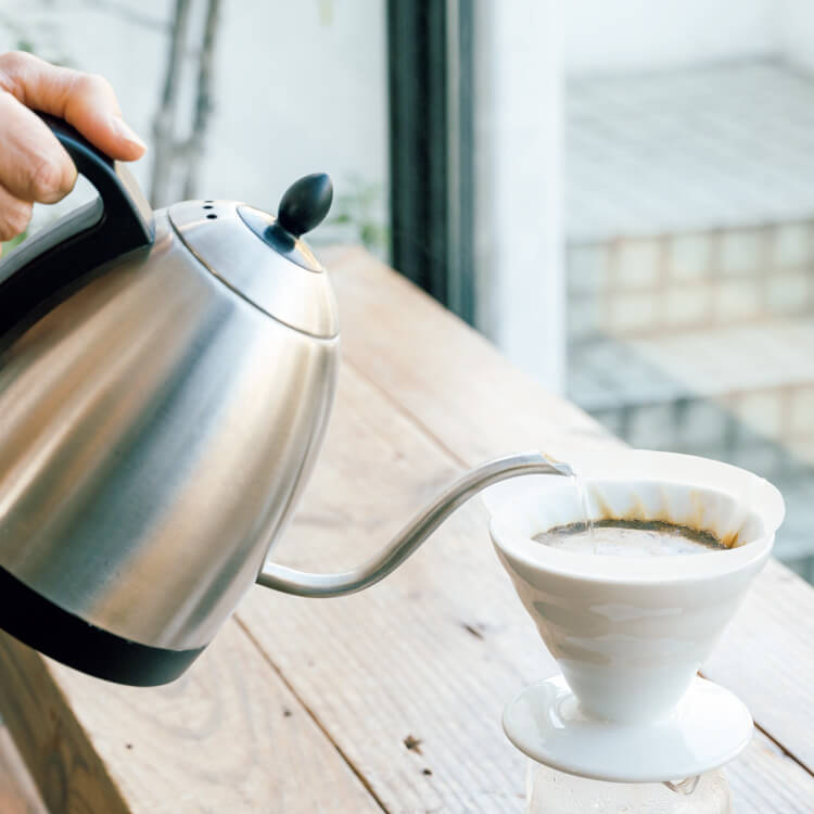 自宅でおいしいコーヒーを飲む方法。コクを引き出す、湯の注ぎ方を覚える