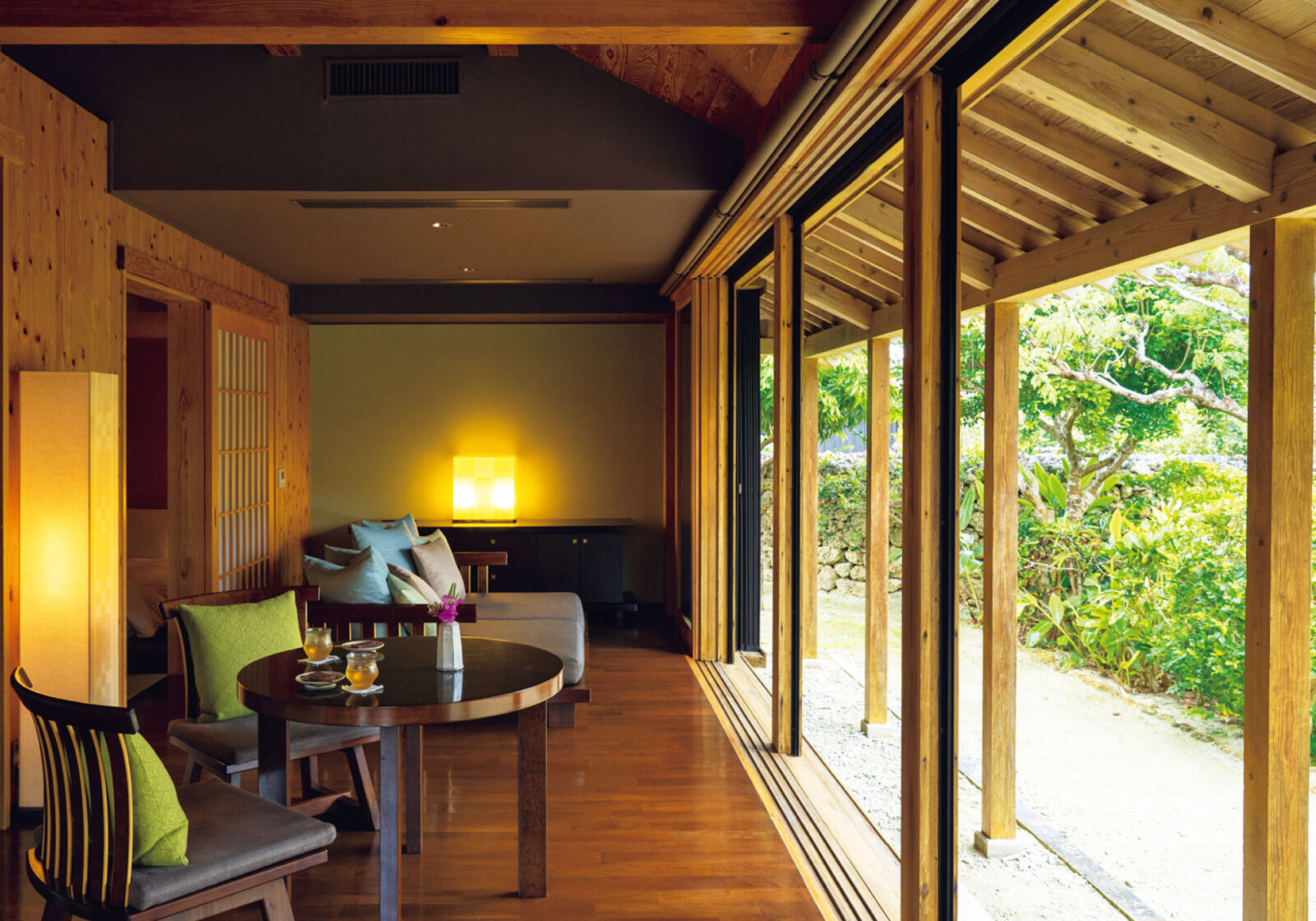 建物の構造や庭の造りなど、竹富島の伝統的な民家を踏襲した〈星のや〉の客室