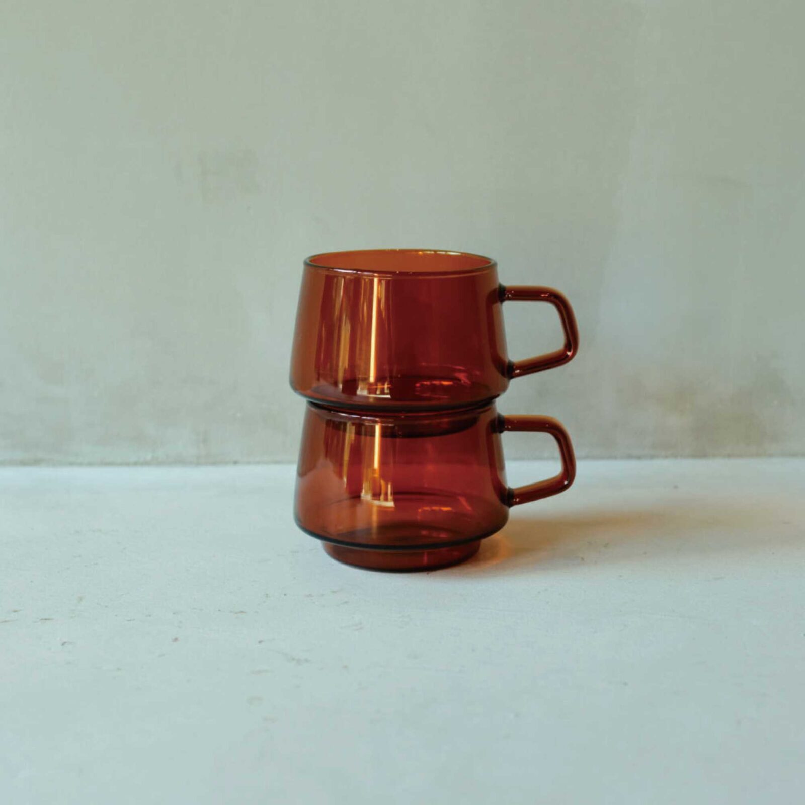 「井上茶寮/M1997」の井上夫妻が愛用する〈キントー〉のSEPIAカップ