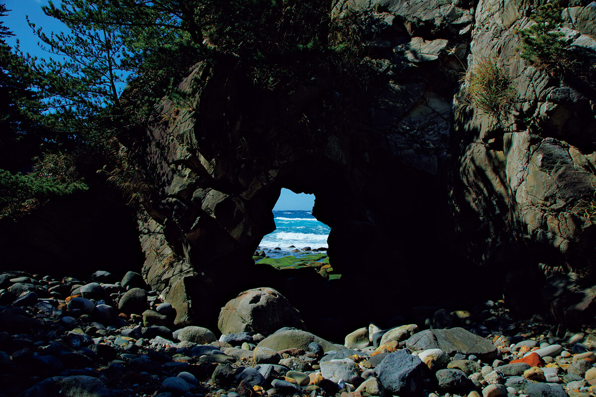 神津島 ぶっとおし岩