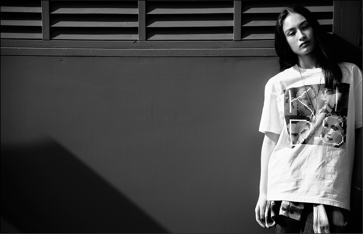 〈バーニーズ ニューヨーク〉で発売されるラリー・クラーク×R.TM ギャラリー Tシャツ モデル着用写真