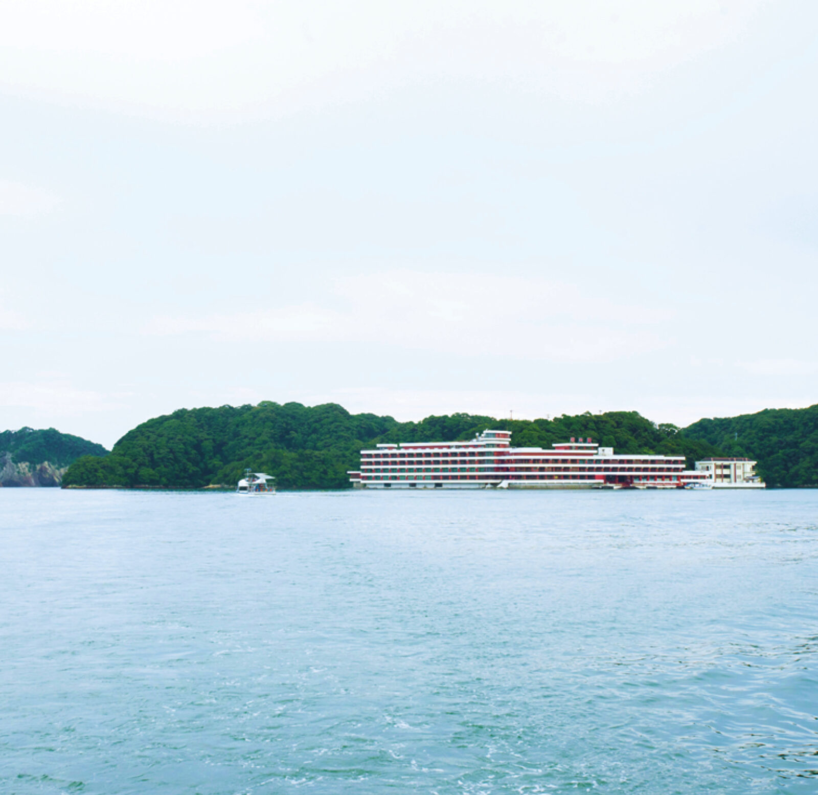 ホテル中の島（南紀勝浦温泉／和歌山県）観光桟橋から連絡ボートに乗ってアクセス