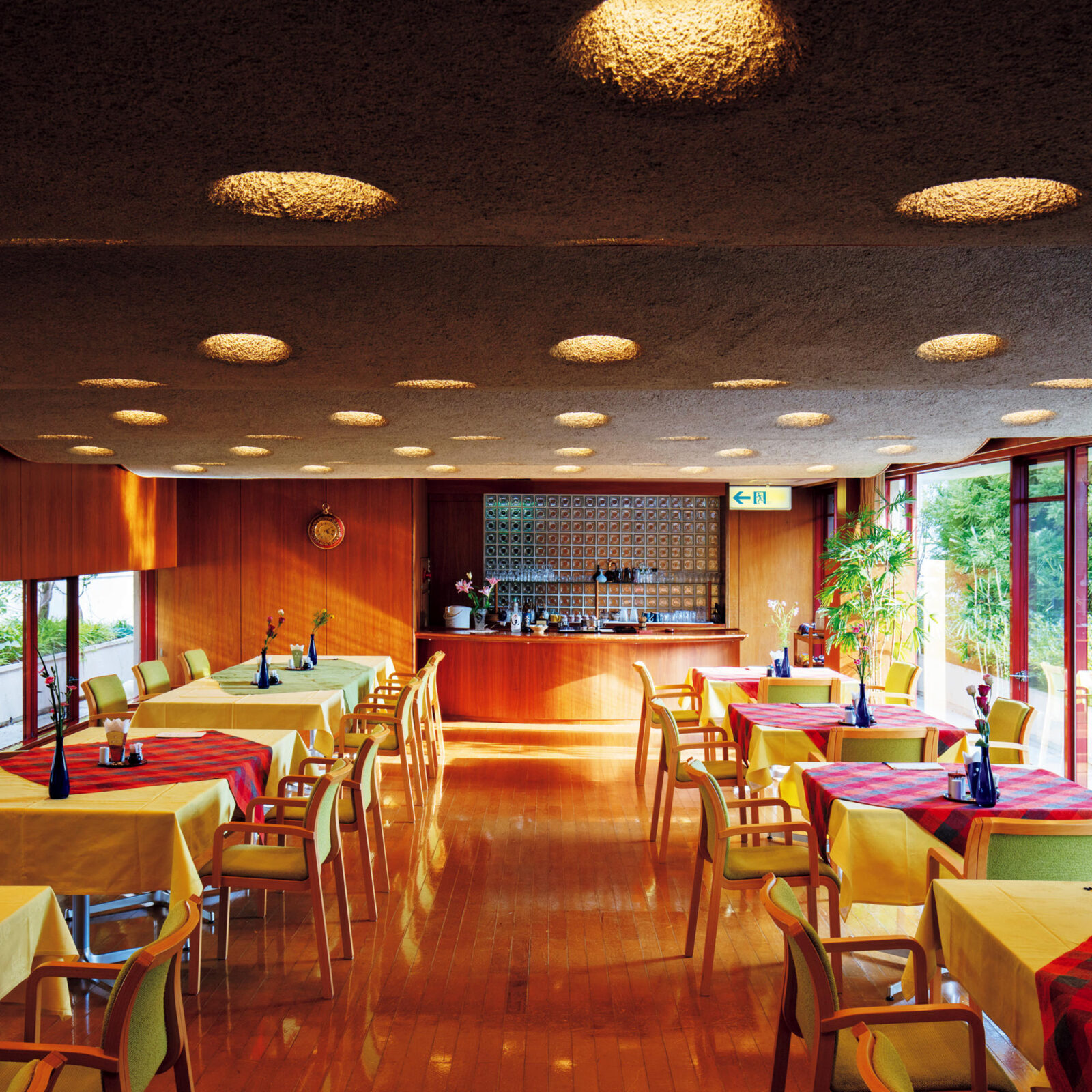 波打つ天井が有機的な印象のレストラン。