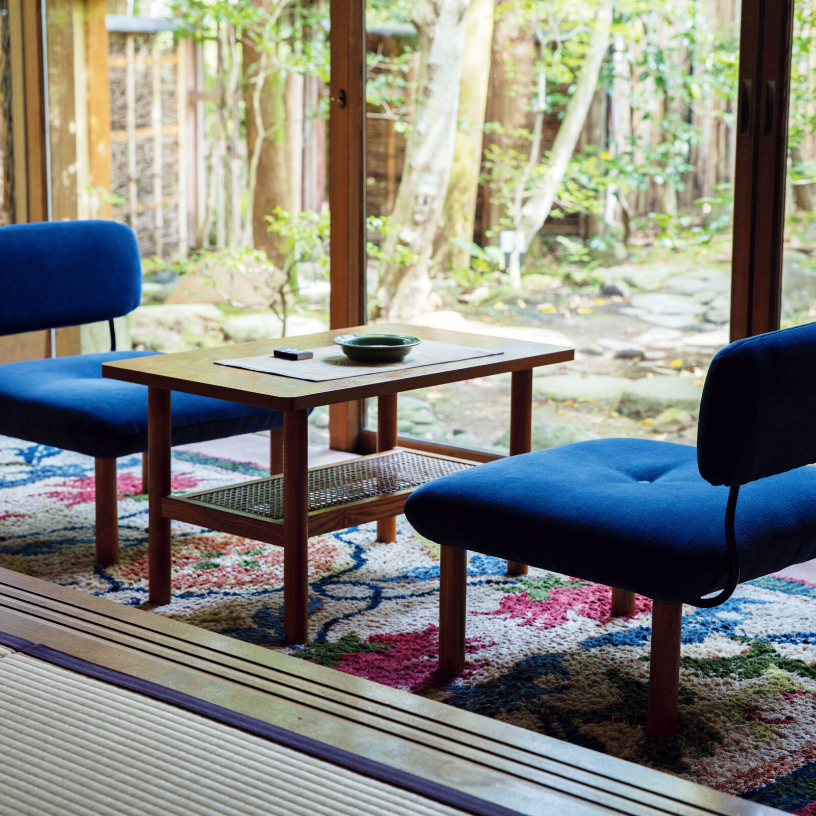 佐賀の伝統工芸品、鍋島緞通が敷かれている特別室〈衆芳亭〉の広縁