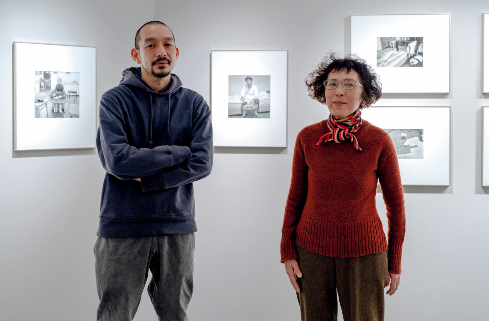 デザイナーの須山悠里さん（左）、写真家の潮田登久子さん（右）