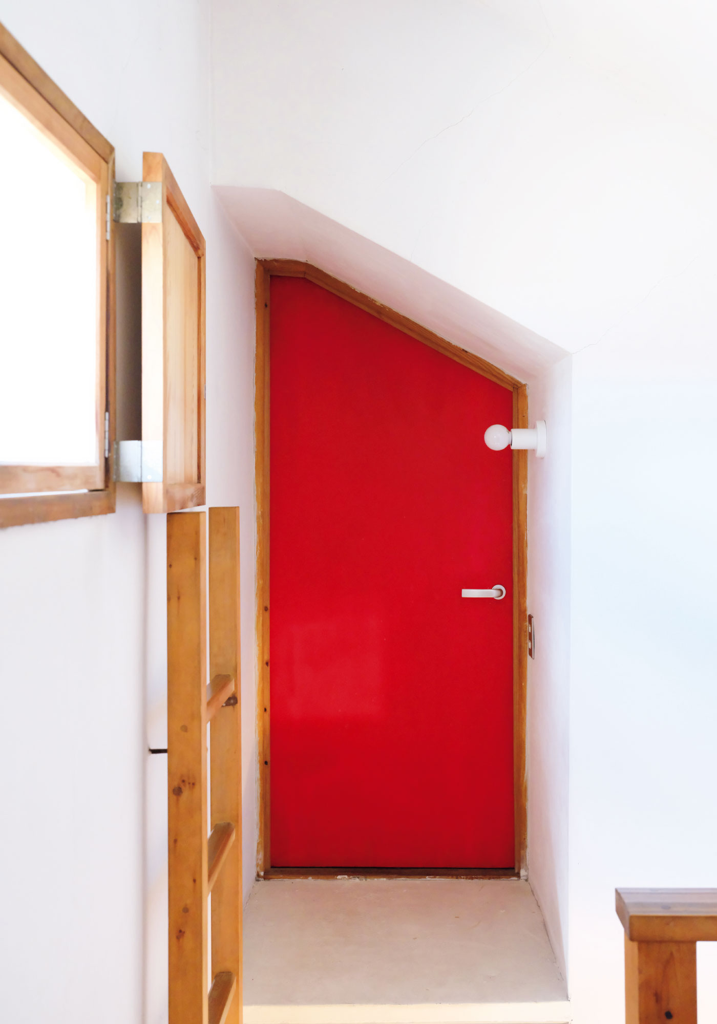 ヴィラ福村の３階東側、書斎の赤い扉