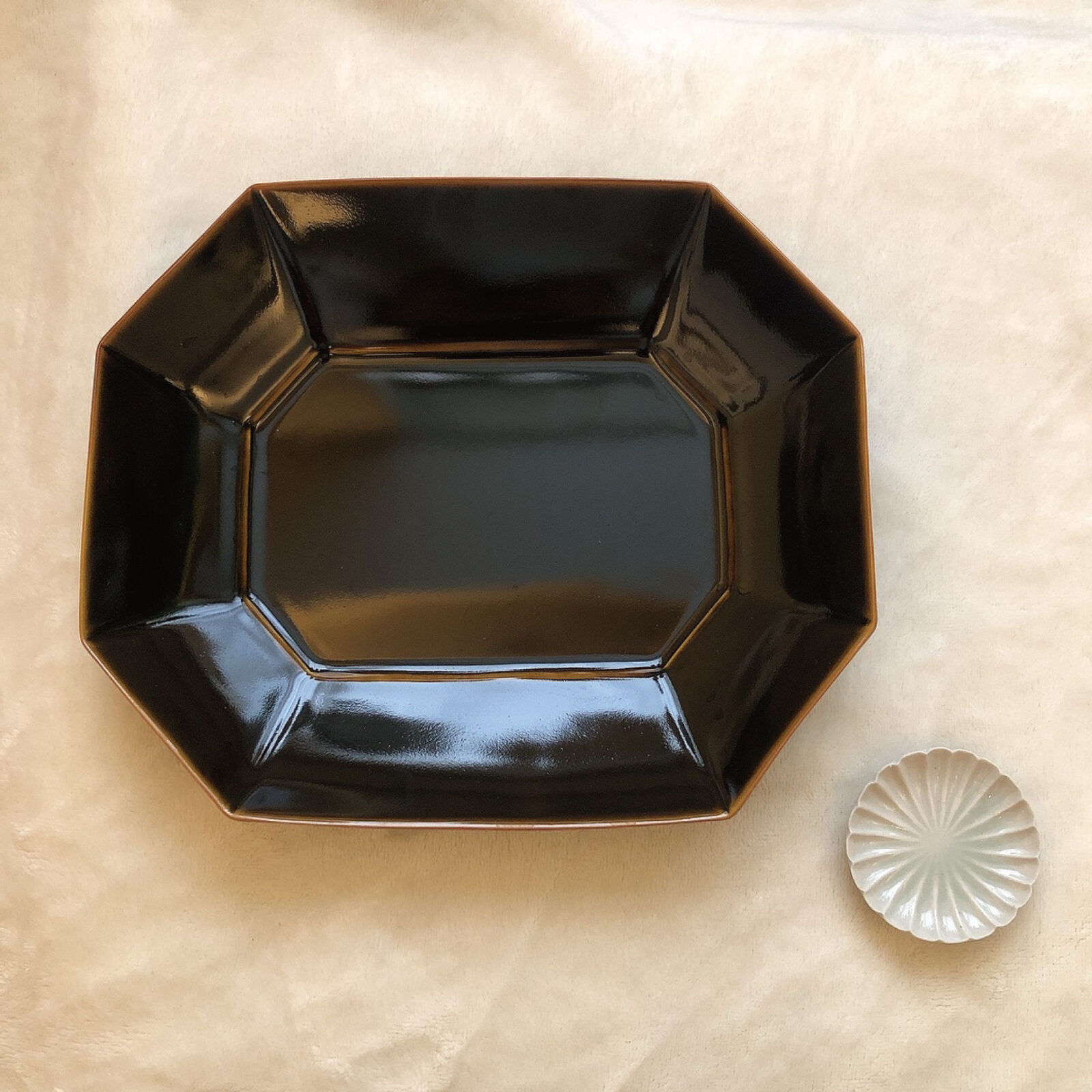 〈長戸製陶所 陶彩窯〉の飴釉八角皿と白磁輪花豆皿
