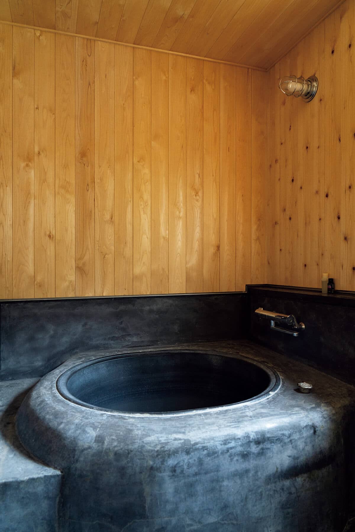 〈月とピエロ〉店主・長屋圭尚／石川県 自宅 槇風呂の浴槽