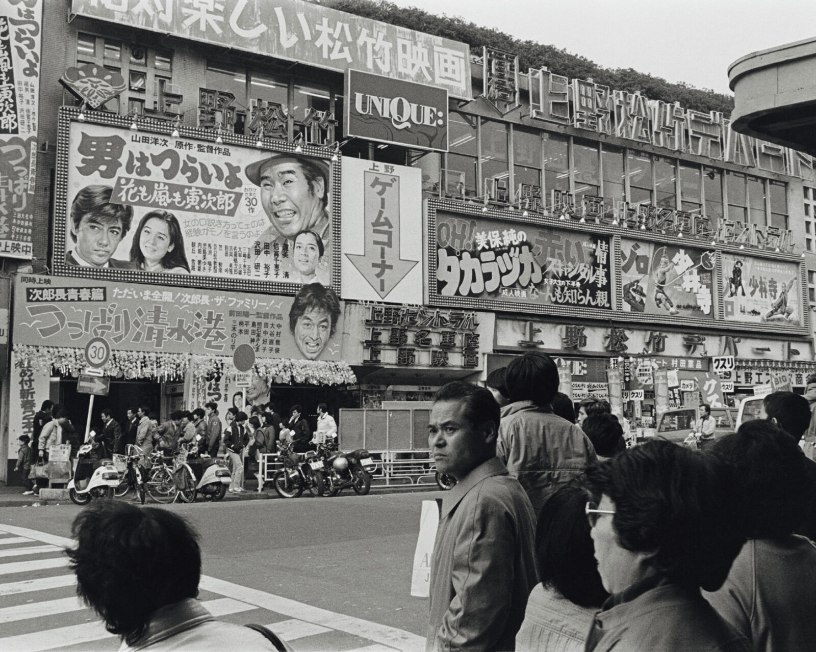 1982年。〈上野松竹デパート〉の味がある看板には、子供でも楽しめる怪傑ゾロや少林寺から成人映画まで。『東京タイムスリップ1984⇔2021』掲載。