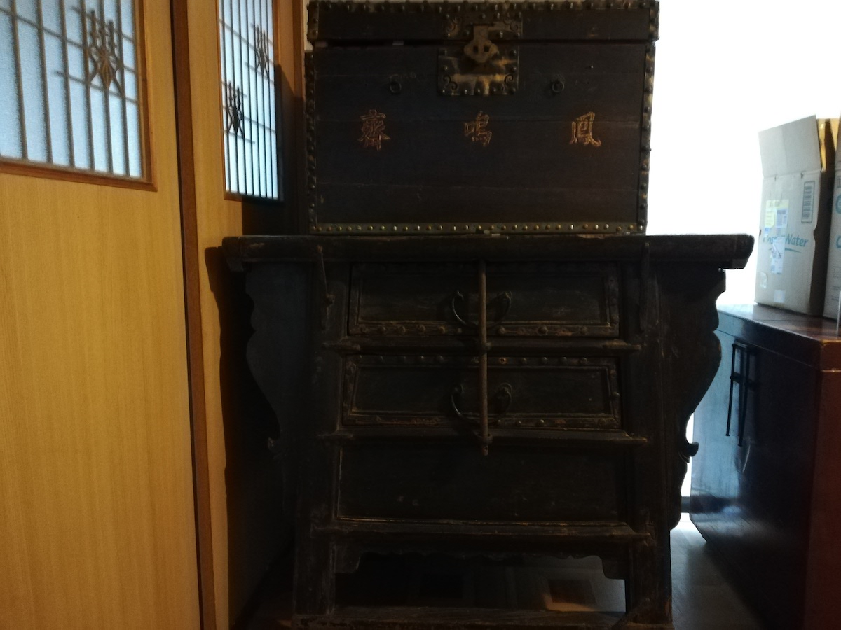 〈按田餃子〉店主・按田優子の漢民族の古い家具