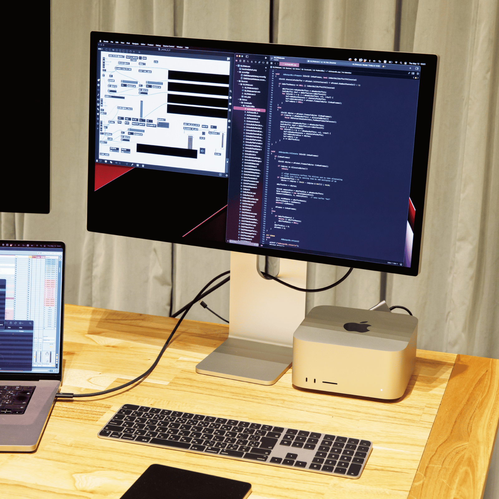 真鍋大度さんの愛用品「Apple Pro Display XDR」と「Mac Studio」。ブログラム制作のメインは「M1 Macbook Pro Max」