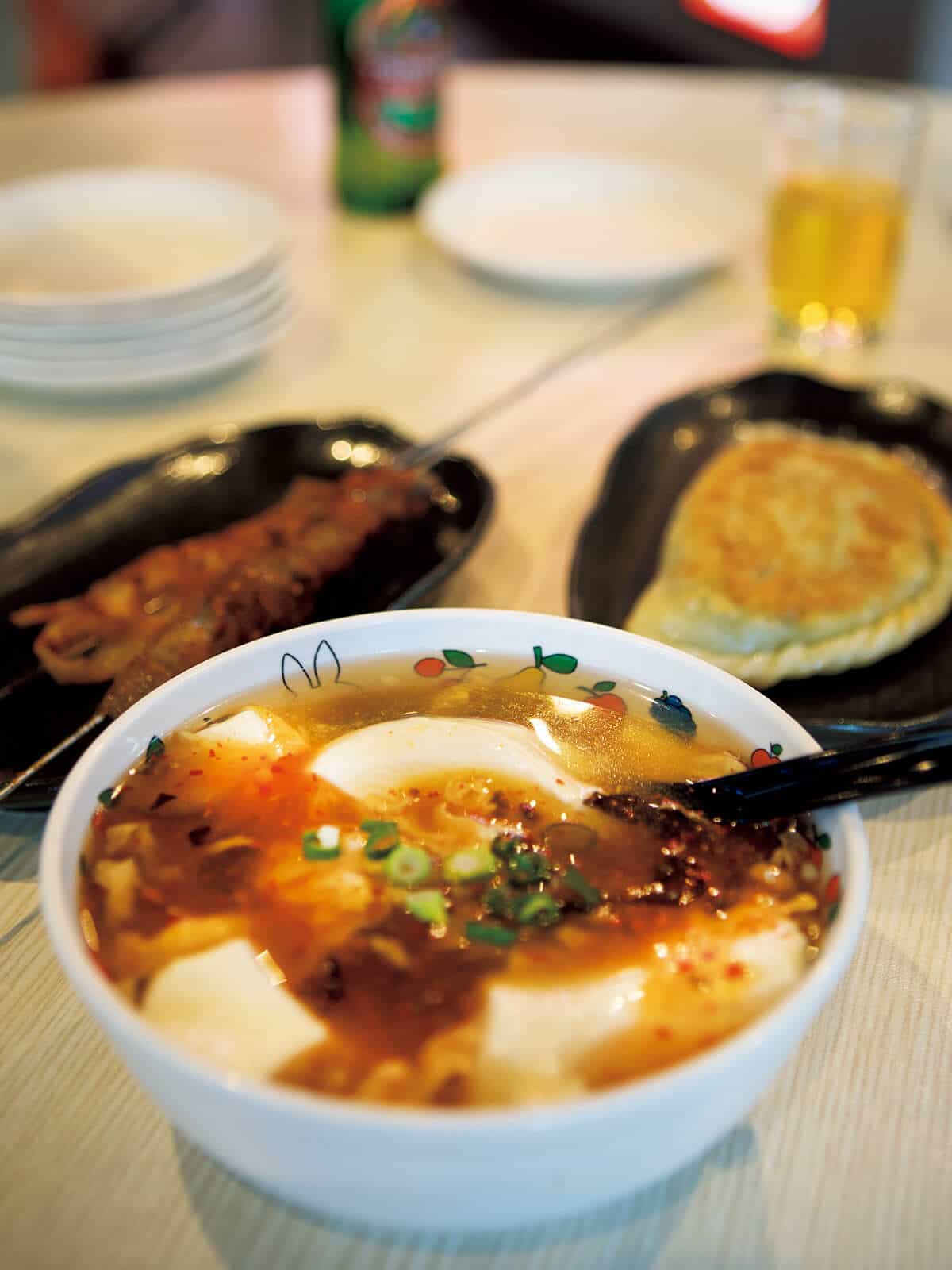 池袋のフードコート〈沸騰小吃城〉麻辣豆花、羊肉串、ニラ饅頭の小吃セット