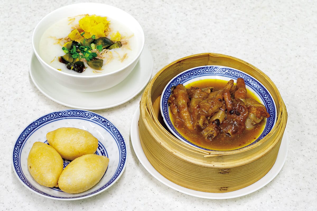 〈圓記〉鶏足のブラックビーンズ蒸し、香港風ピロシキ、ピータンと塩漬け豚肉のお粥