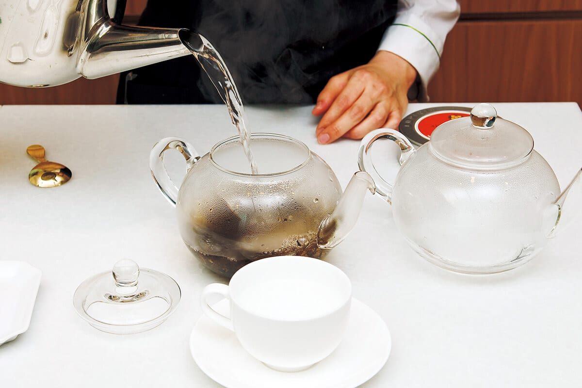 茶葉を入れ沸騰湯を注ぐ様子