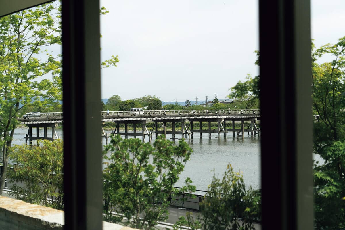 〈MUNI KYOTO〉から望む渡月橋