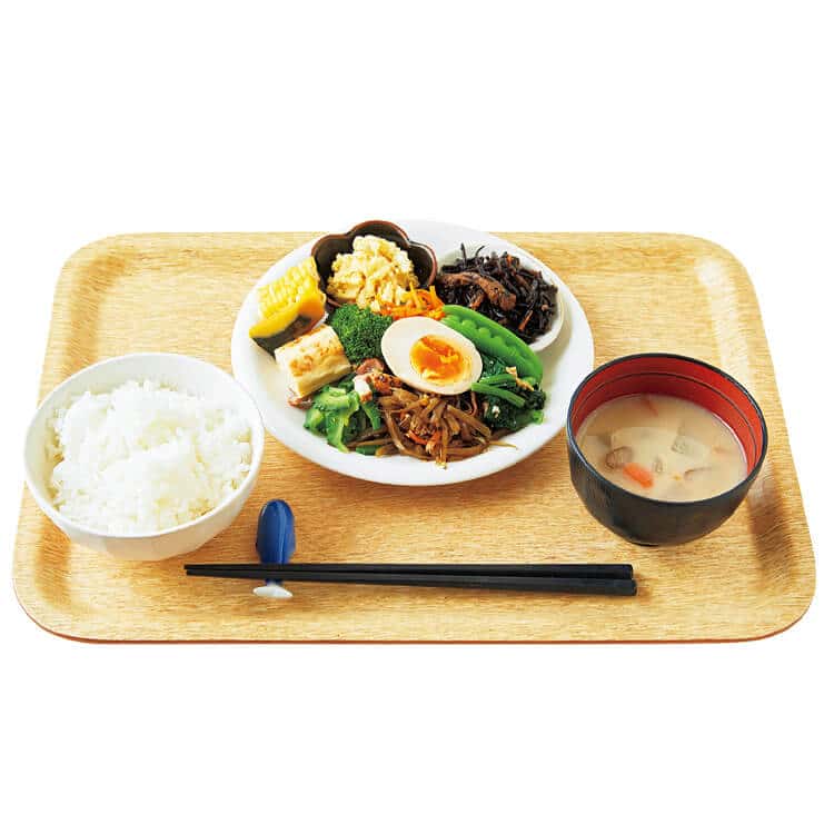 京都〈キッチンくじら〉地物中心の野菜を生かしたおばんざいが８～10品盛り込まれた一皿