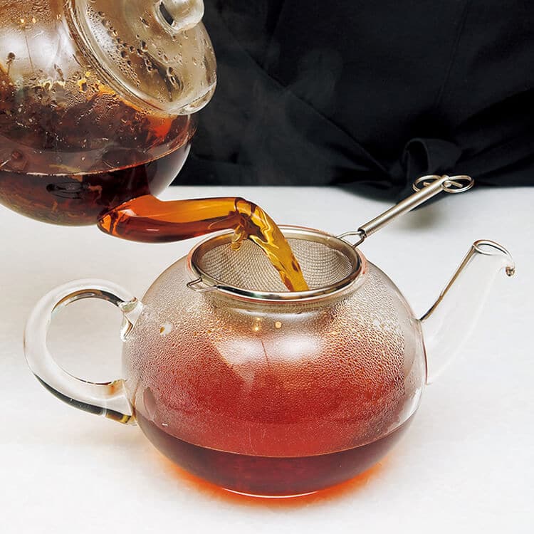 紅茶を漉し入れる様子