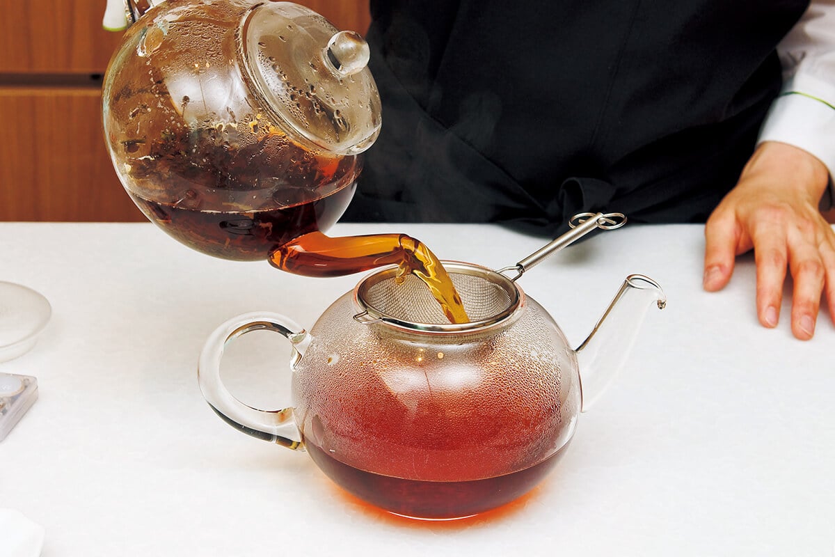 紅茶を漉し入れる様子
