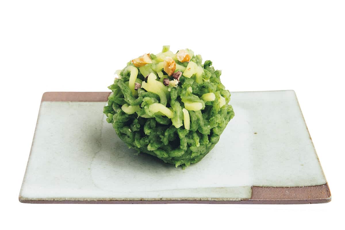 京都〈菓子屋のな〉ヨモギのきんとんにカカオニブとクルミをのせた草の春