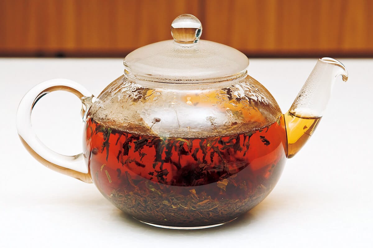 紅茶をティーポットで蒸らす様子