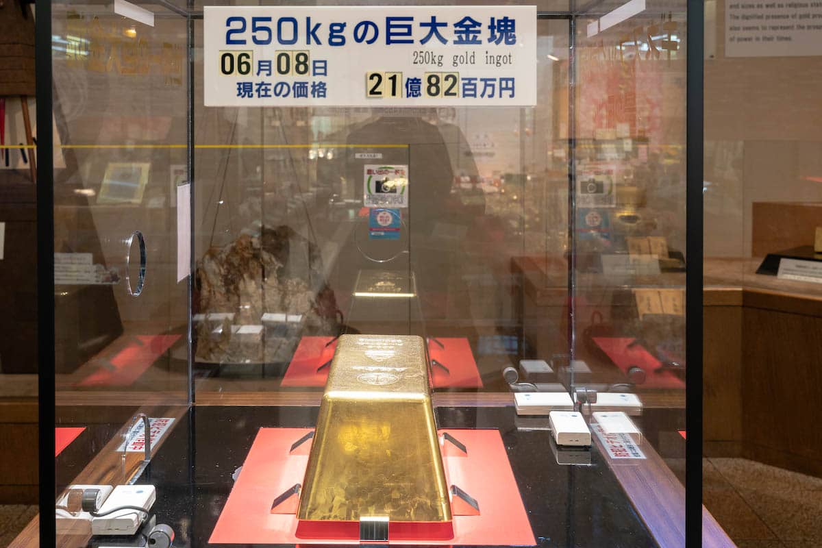 「土肥金山」黄金館の金塊 250キロ
