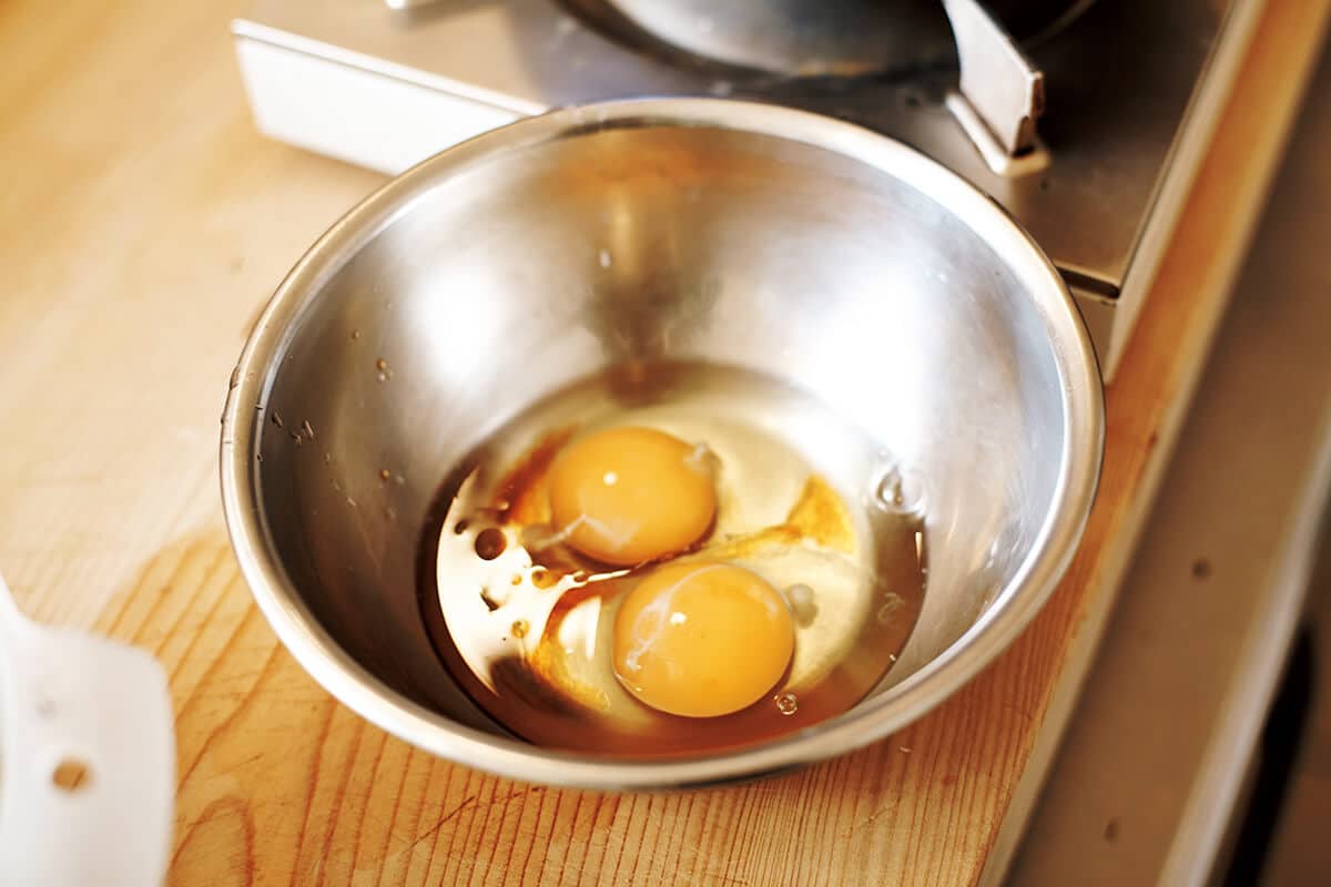 セリの卵とじ／調理の様子