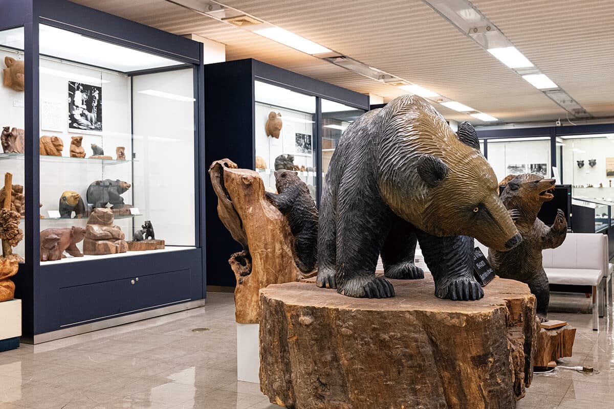 北海道〈八雲町木彫り熊資料館〉館内