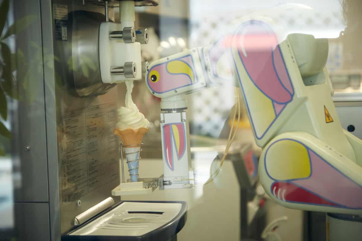 開運堂本店にある、ソフトクリームロボット。