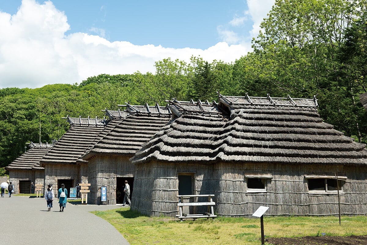 北海道〈国立アイヌ民族博物館〉伝統的コタンのエリアに復元されたチセ