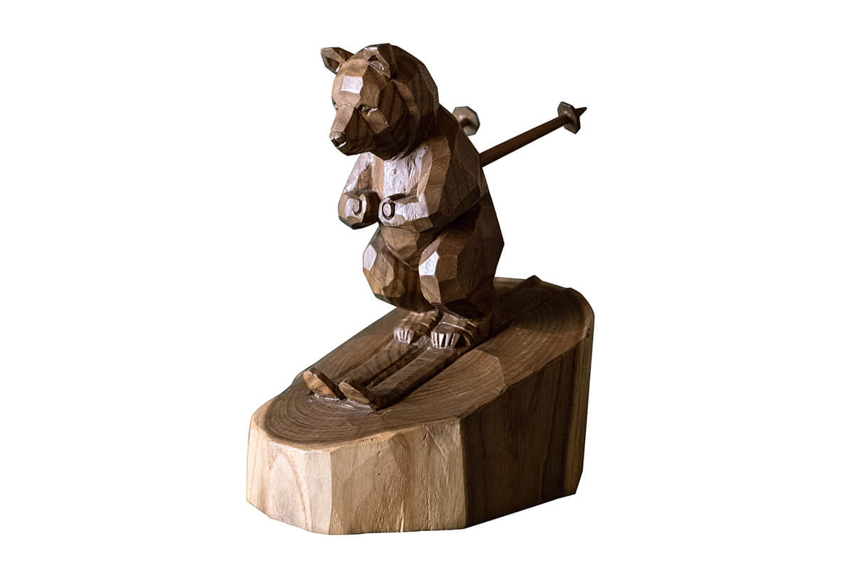 北海道〈八雲町木彫り熊資料館〉スキーする木彫り熊