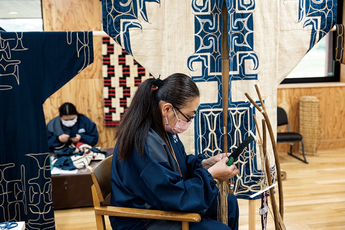 北海道〈国立アイヌ民族博物館〉刺繡や木彫りなどの工芸の実演を間近に見学・体験できる工房
