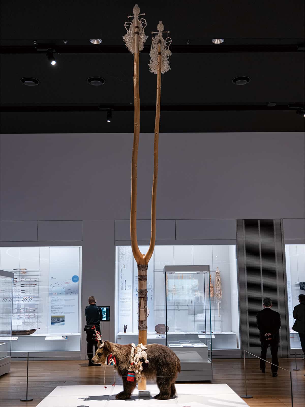 北海道〈国立アイヌ民族博物館〉熊の霊送りの儀式で使われる木の杭