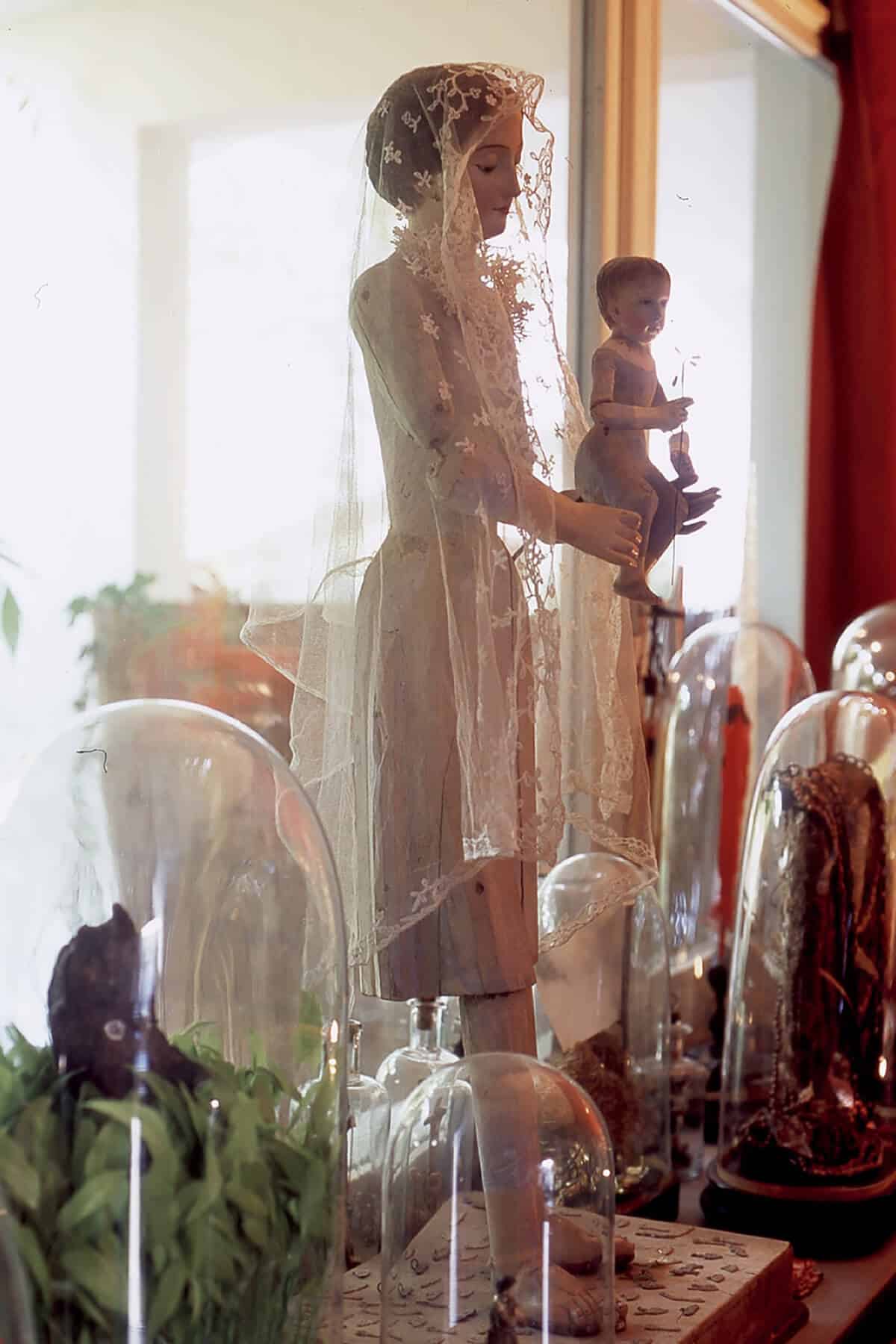 モデリングアーティスト・ジャン= ミシェル・オトニエルの自宅／木彫りの聖母マリアと幼子イエス