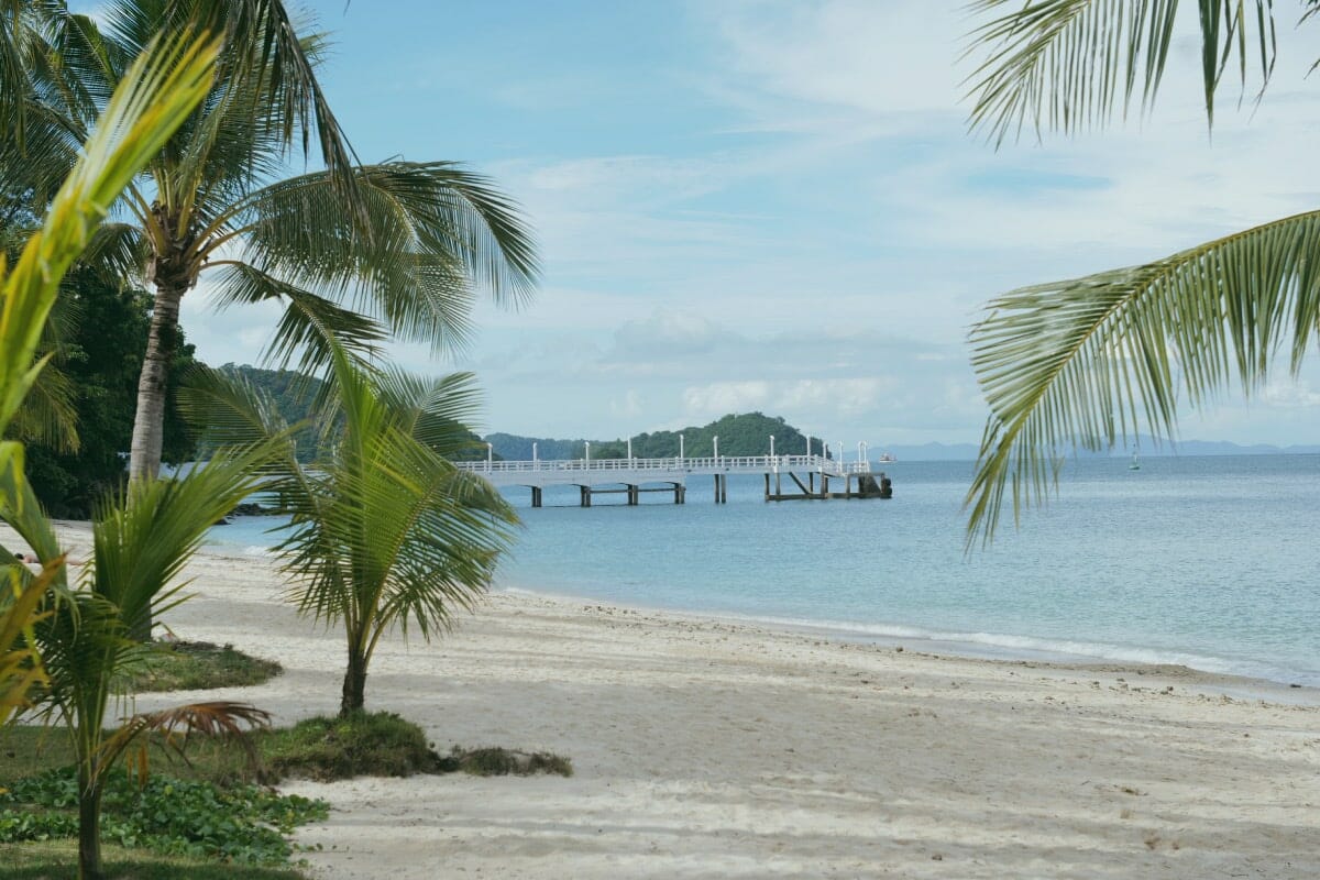 リゾートホテル〈Cape Panwa Hotel〉近くの海