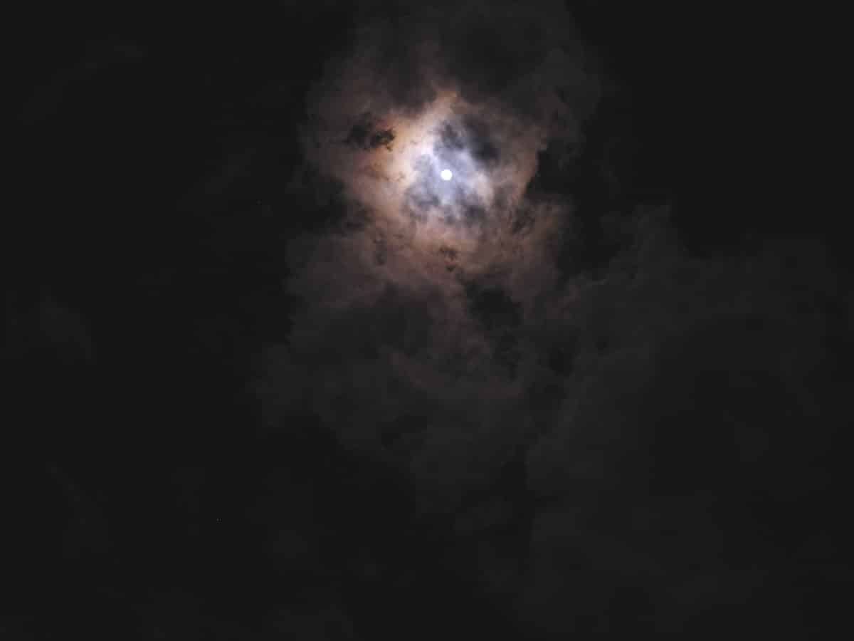 在本彌生さんの写真 奄美大島で見た月