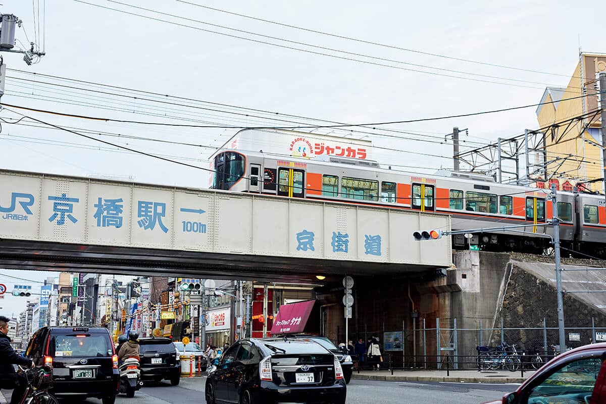 大阪環状線・京橋駅近くを走る電車