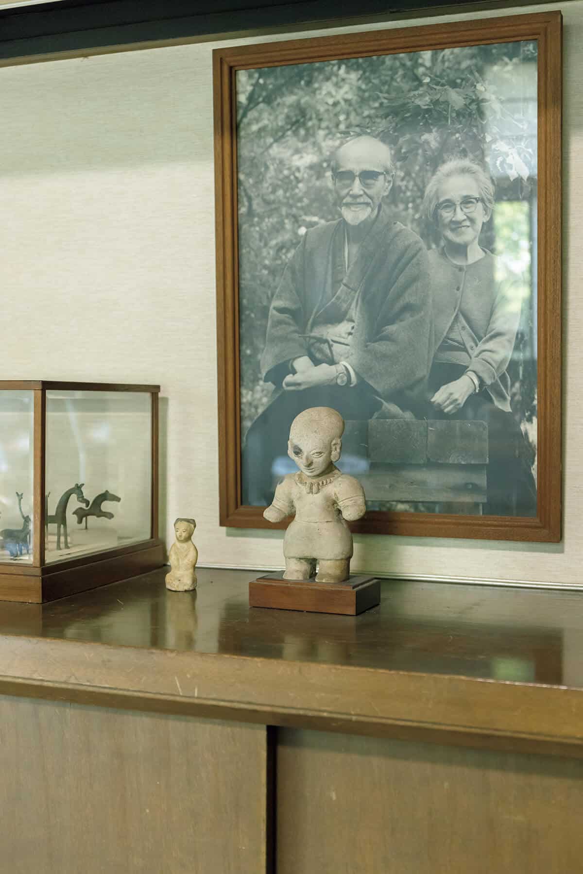谷川俊太郎の自宅の棚／川端康成の肖像で知られる柿沼和夫が撮影した両親の写真