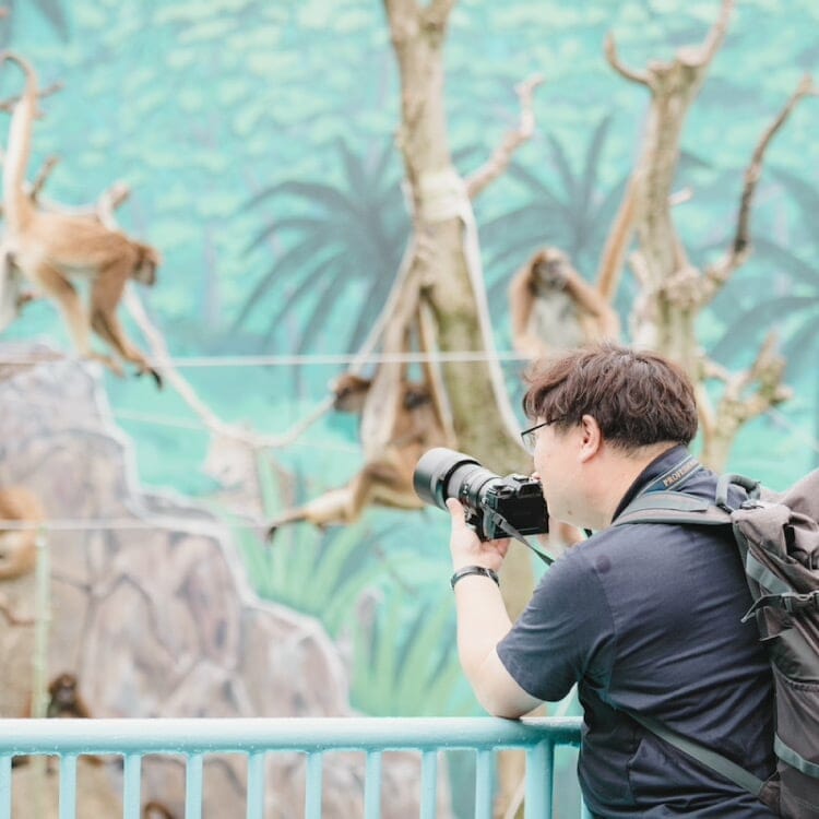 カメラを構える動物園写真家・阪田真一さん