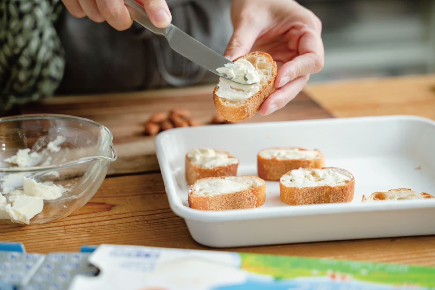 トーストした薄切りバゲットにクリームチーズを塗る。この日は〈kiri〉。