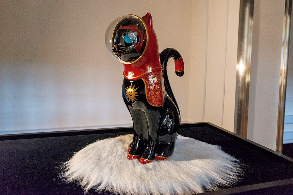 岡山〈大原美術館〉ヤノベケンジ《赤漆舟守縁起猫》