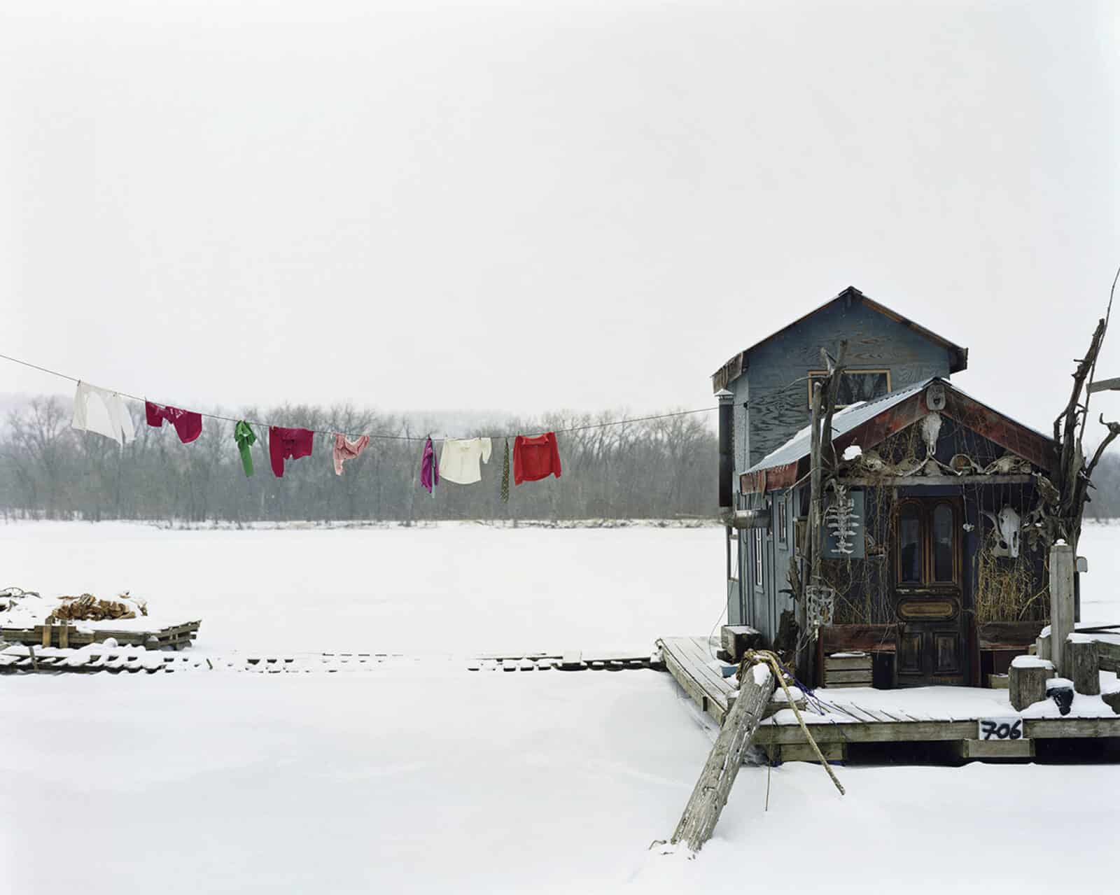 《ピーターのハウスボート、ミネソタ州ウィノナ》『Sleeping by the Mississippi』より 2002年©Alec Soth, courtesy LOOCK Galerie, Berlin