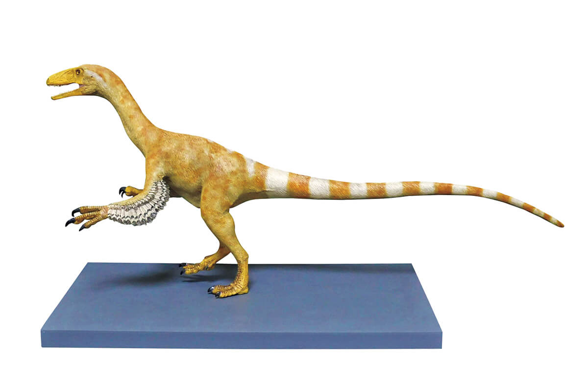 粘土をつけて着色した恐竜模型