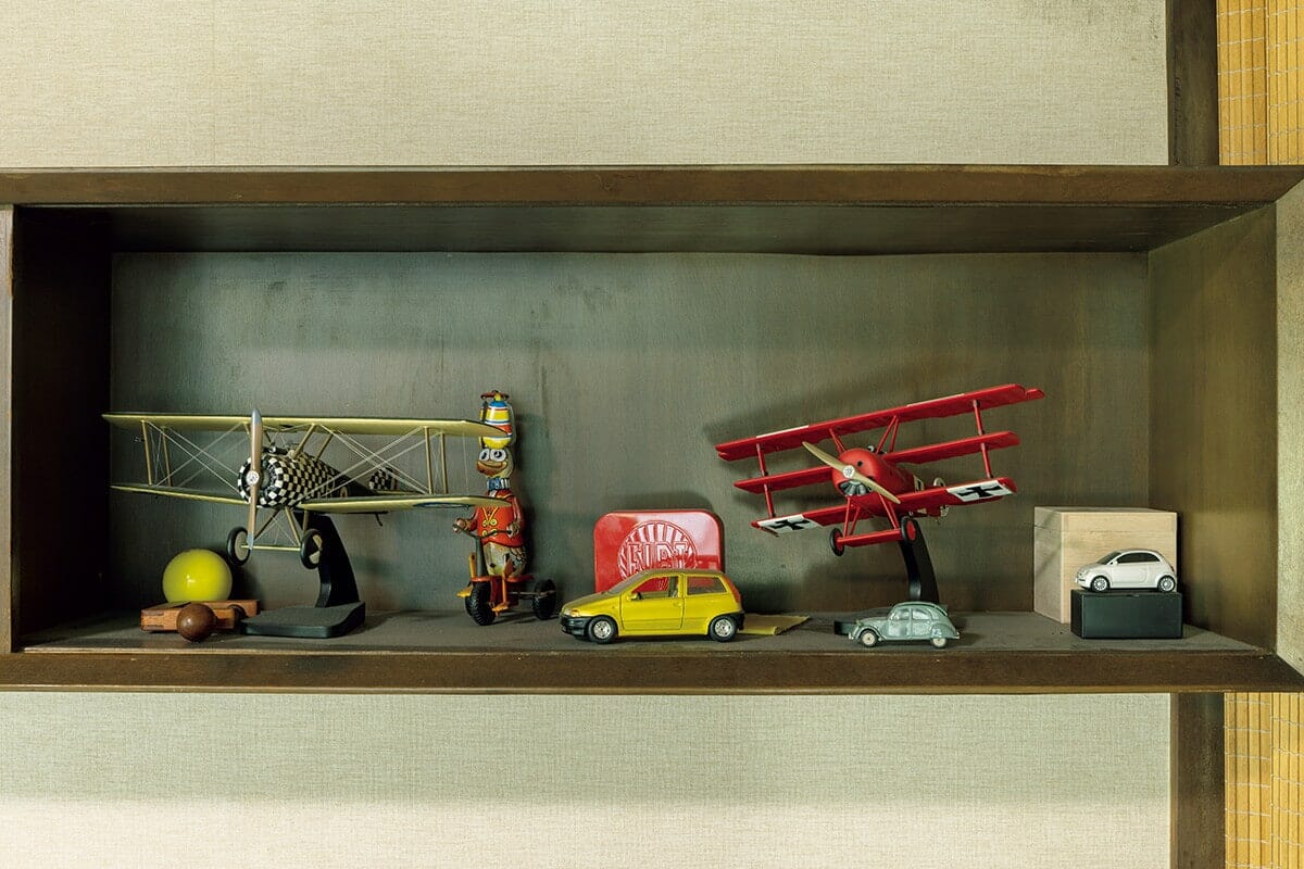 谷川俊太郎の自宅の棚／ミニカーと模型飛行機