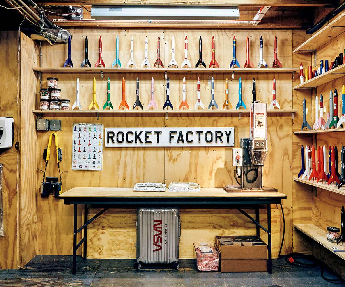 現代アーティスト・トム・サックスの《次元超越ロケット製造工場》プロジェクト
