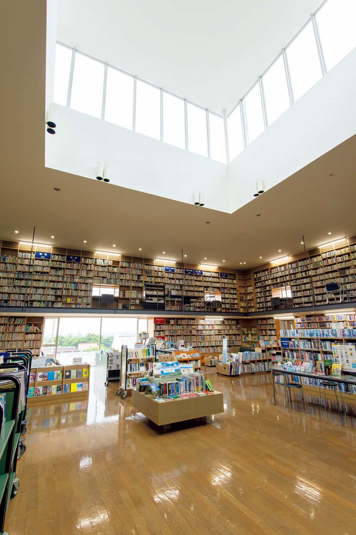 岡山〈奈義町現代美術館〉併設の奈義町立図書館