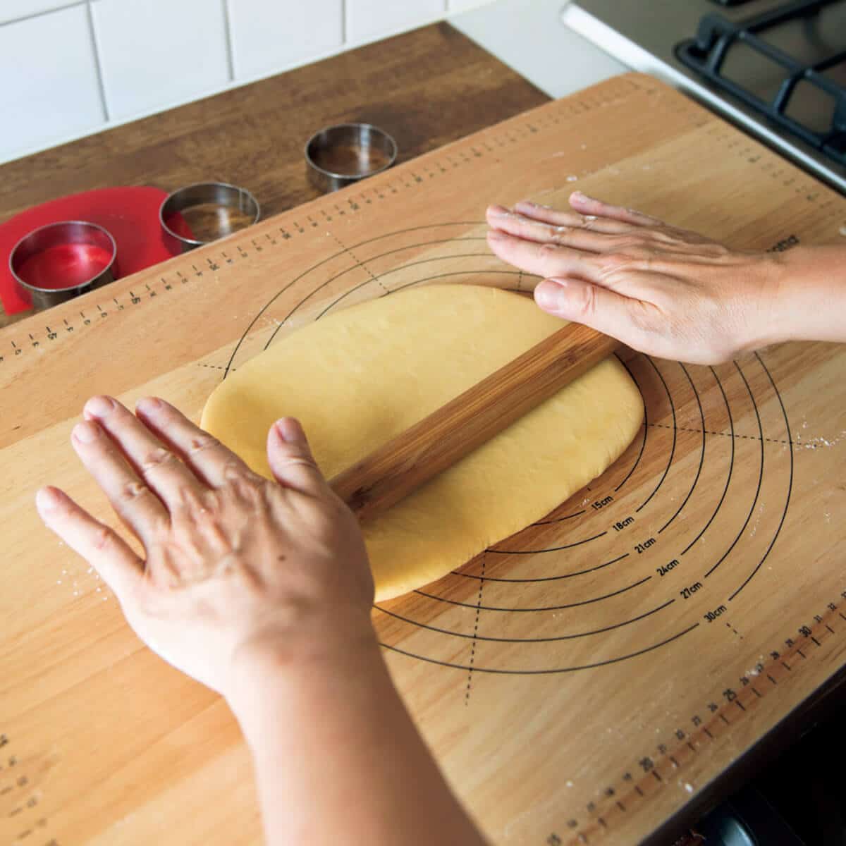 シナモンシュガードーナツを作る作業の様子