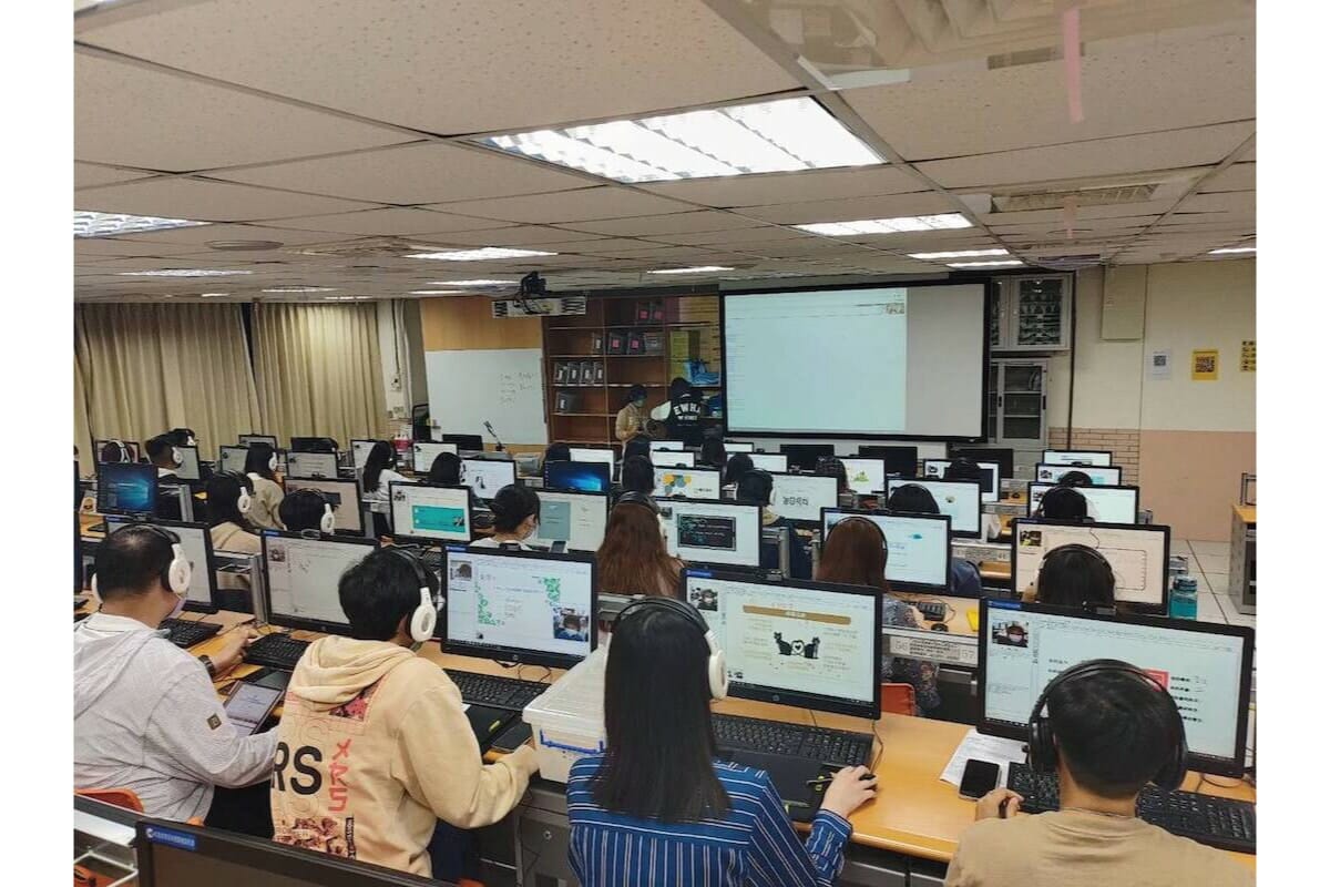 輔仁大学のコンピュータ室で教える大学生