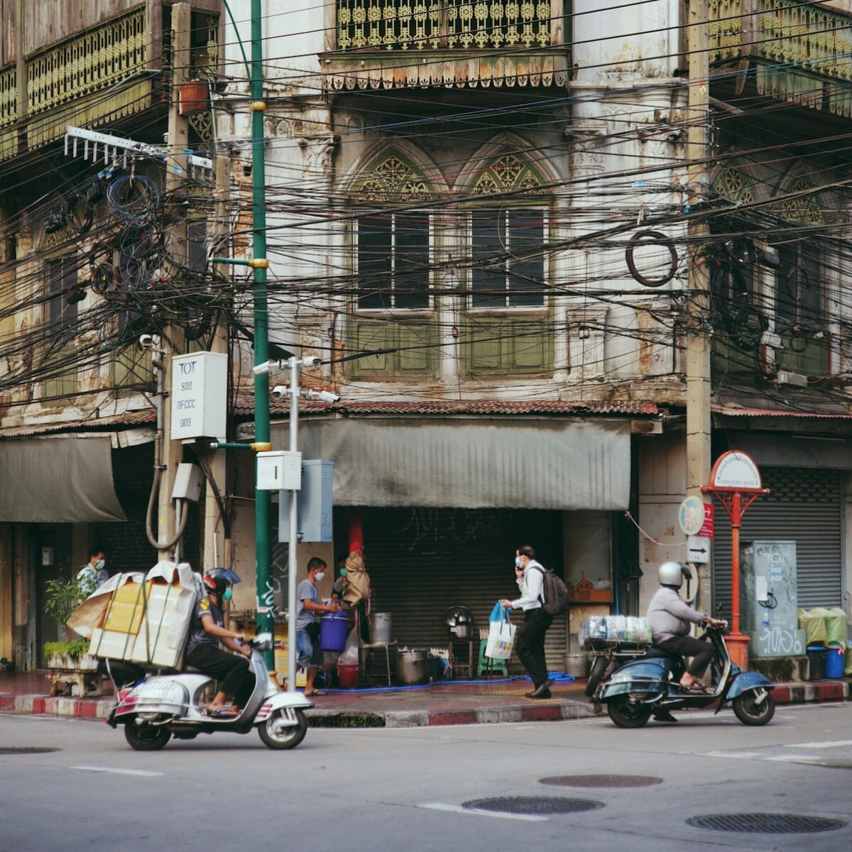 バンコクの街を走る2台のベスパ
